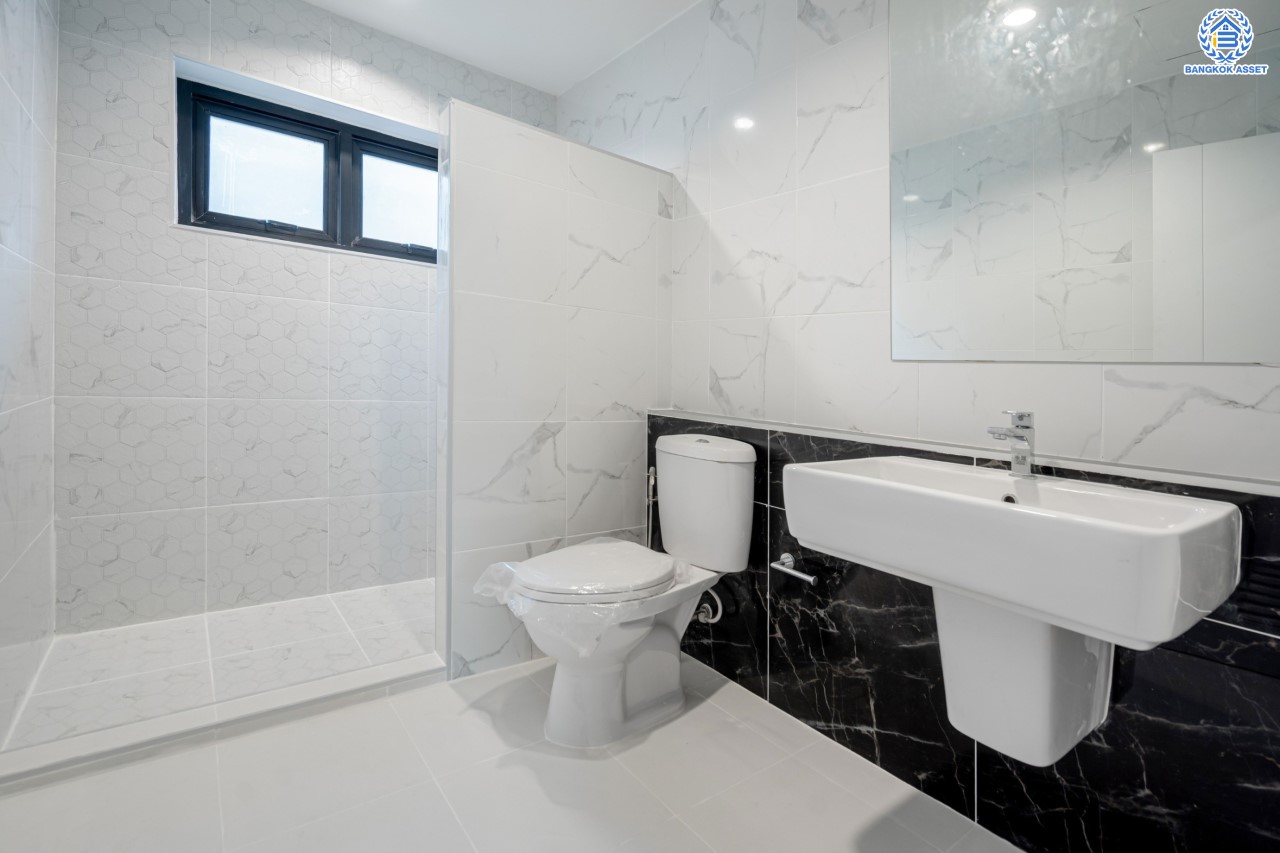 บ้านมือสองตกแต่งใหม่ ม.ปฐวีกาญจน์ ประชาชื่น-แจ้งวัฒนะ ทำเลโซนเมือง ดีไซน์สุด Classic เนื้อที่ 50 ตร.ว. ฟังก์ชัน 3 ห้องนอน 4 ห้องน้ำ ใกล้เซ็นทรัลแจ้งวัฒนะ สนามบินดอนเมือง เดินทางสู่ใจกลางเมืองได้อย่างรวดเร็วด้วย ทางด่วน"บางปะอิน-ปากเกร็ด" และรถไฟฟ้าสายสีชมพู "สถานีศรีรัช"